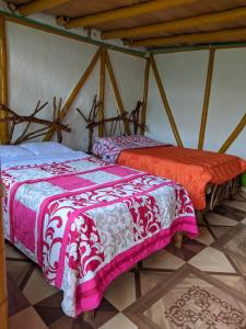 圣奥古斯丁Alojamiento Rural Manu Viajeros的帐篷内带两张床的房间
