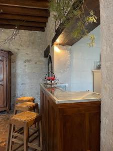 ChâteauvieuxLe Relais, La Dormance, Le Bois Dormant的一间厨房,内设一个柜台和凳子