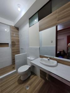 塔克纳Hostal Bryan的浴室配有白色卫生间和盥洗盆。