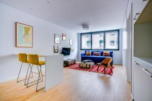 里斯本里斯本服务公寓 - 里博瑞戴德的客厅配有蓝色的沙发和桌子