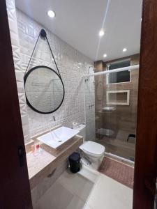 阿拉亚尔-杜卡布Pousada Arraial Tropical的浴室配有卫生间、盥洗盆和淋浴。
