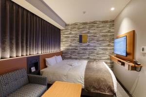 千叶京成米拉玛丽酒店的一间酒店客房,配有一张床和一台电视