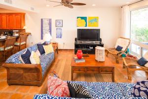 西区Coral Vista #4 - 50546 Home的带沙发和电视的客厅