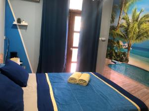 科克Toucan House的一间卧室配有带毛巾的床和一个游泳池