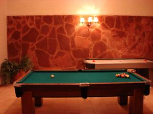 圣克鲁斯卡萨腾博拉达度假屋的石墙房间内的台球桌