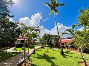 拉斯加勒拉斯Hotel Rincon Rubi的房屋前种有棕榈树的草坪