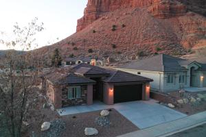 卡纳布Red Canyon Bunkhouse at Kanab - New West Properties的山底房子