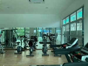迪沙鲁Desaru Dhancell Executive Homestay All Bedrooms With NETFLIX的健身房,配有各种跑步机和机器