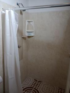 阿瓜奇卡Hotel Bethesda的浴室内配有淋浴帘。