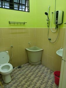 淡文HOMESTAY JANNATI TAMBUN的浴室配有卫生间、淋浴和盥洗盆。