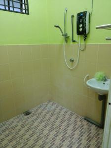 淡文HOMESTAY JANNATI TAMBUN的带淋浴和盥洗盆的浴室