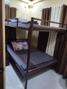 Bantay8-pax Jumong's Transient Inn的客房内的两张双层床