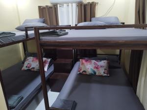 Bantay8-pax Jumong's Transient Inn的宿舍间内的一组双层床