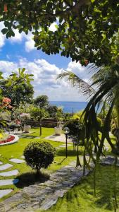 卡里蒙贾瓦米拉贝尔杰芦酒店的一座花园,背靠大海