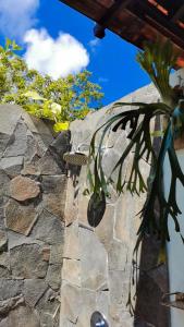 卡里蒙贾瓦米拉贝尔杰芦酒店的前面有植物的石墙