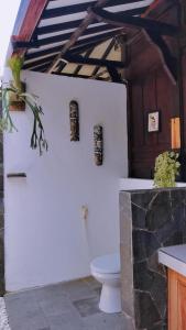 卡里蒙贾瓦米拉贝尔杰芦酒店的大楼内带卫生间的浴室
