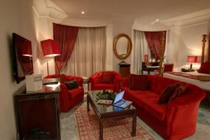 突尼斯拉梅森布兰奇酒店的客厅配有红色椅子和红色沙发