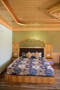 ChachyotKavya Home Stay的一间卧室设有一张带木制天花板的大床