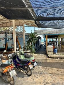 象岛Koh Chang Baanrimtalay的停在大楼前的摩托车
