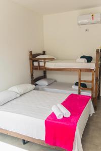 大普拉亚Pousada Vila Real PG的一间设有两张床和红色毯子的房间