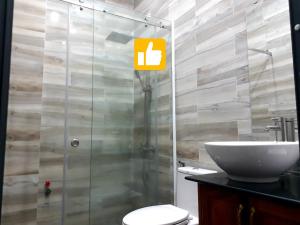芹苴Adora Central Park Hostel的带淋浴、卫生间和盥洗盆的浴室
