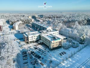 绿山城Grape Town Hotel - Park79的雪中建筑物的空中景观