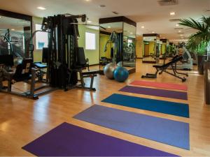 迪拜布尔迪拜城市马克斯酒店的一间健身房,地板上有许多不同的颜色垫子