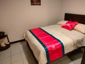 科罗尔LEHNS MOTEL的一间卧室配有一张红色枕头的床