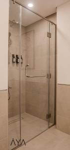 迪拜AYA Boutique - Rahaal 2, Madinat Jumeirah Living的浴室里设有玻璃门淋浴