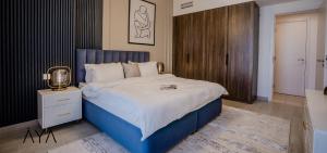 迪拜AYA Boutique - Rahaal 2, Madinat Jumeirah Living的一间卧室配有一张大床和一个木制橱柜