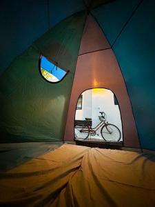 亚喀巴Mango haus的一辆自行车停在带窗户的帐篷内