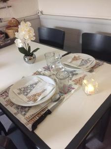 阿沃里亚兹F2 résidence Antarès的盘子和盘子的桌子,上面有蜡烛