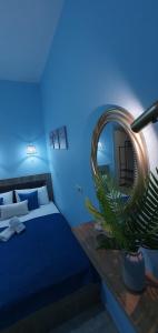 卡利塞亚-豪客迪克斯Chris -Nikol STUDIO的蓝色的客房配有床和镜子