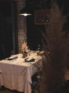 克拉尼Hiša Aleš的一张桌子,上面有白色的桌布和酒杯