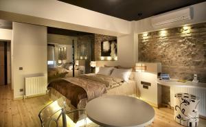 伊斯坦布尔努鲁子​​牙套房酒店的一间卧室配有一张床和一张桌子