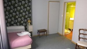 索恩河畔沙隆圣让酒店的一间小卧室,配有一张床和镜子