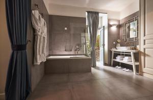 雅典Bohemian Suites Athens的设有带浴缸和淋浴的浴室。