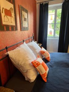 托斯科拉诺-马德尔诺CASA LINDNER Villa Rustico Ferienhaus 400m zum Gardasee 13Schlafplätze的卧室配有带枕头的床铺和窗户。