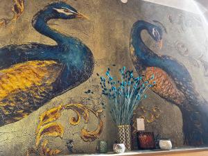 托斯科拉诺-马德尔诺CASA LINDNER Villa Rustico Ferienhaus 400m zum Gardasee 13Schlafplätze的墙上两只鸟的画