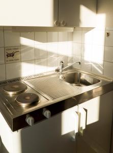 奥斯陆科奇膳食公寓酒店的厨房配有不锈钢炉灶和水槽