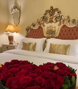 都拉斯Hotel Empire Albania的一张床上有一大堆红玫瑰
