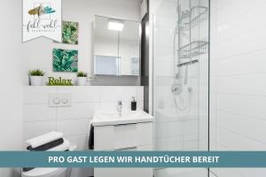 拜罗伊特Semper Suite No2 - Ruhige 2 Zi FeWo 1-4 Pers mit Küche, Duschbad, Balkon und Parkplatz in Hofgartennähe的带淋浴、盥洗盆和卫生间的浴室