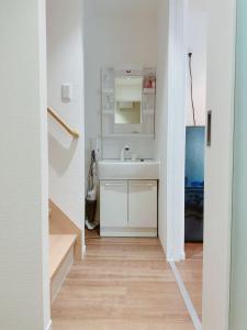 大阪Linn 阿倍野的白色的浴室设有水槽和镜子