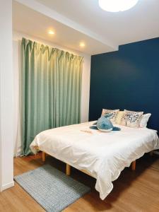 大阪Linn 阿倍野的一间卧室设有一张大床和一个窗户。