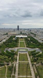 科隆布STADE OLYMPIQUE A PIED Colombes Parking jardin Wifi的城市背景公园的空中景观