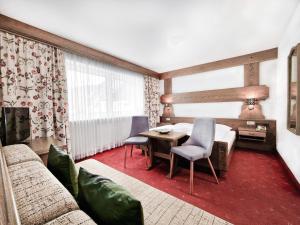 考恩台尔拉森霍夫酒店的客厅配有床和桌椅