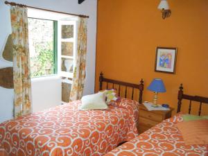 San Juan de la RamblaCasa Rural Virgen del Rosario的一间卧室设有两张床和窗户。