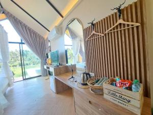 坤西育府Baan Nai Baan Nok Resort的客房设有带桌子和窗户的木台面。