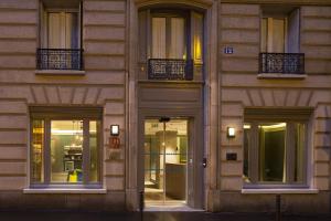 巴黎索菲杰曼酒店的建筑的外墙,有窗户和灯