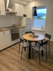 卡梅拉瓦Cozy apartment in Karmelava的厨房配有桌椅